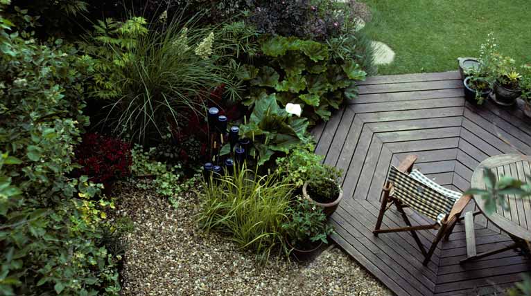 Hexagonal deck with boards cut to form a spidersweb pattern